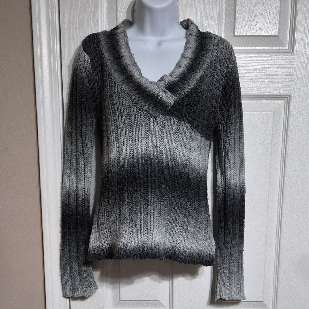 Arizona Jean Company Two Tone Gray Ombre V-Neck Sweater Size Medium